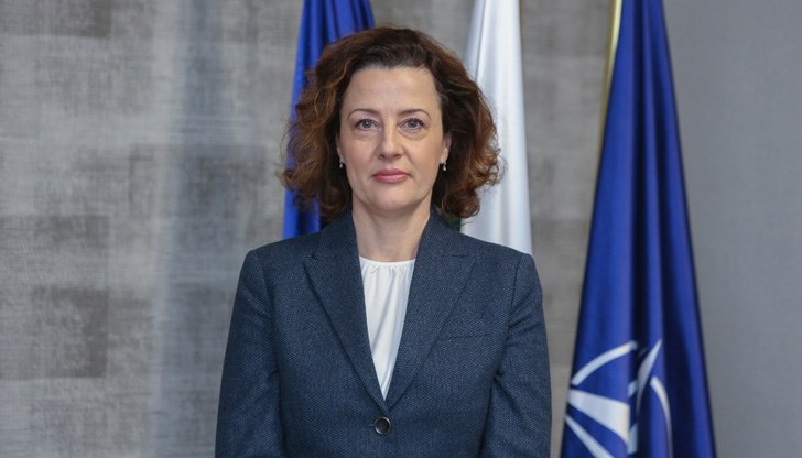 Зам.-министър Ирена Димитрова се е свързала с българин на летището за информация
