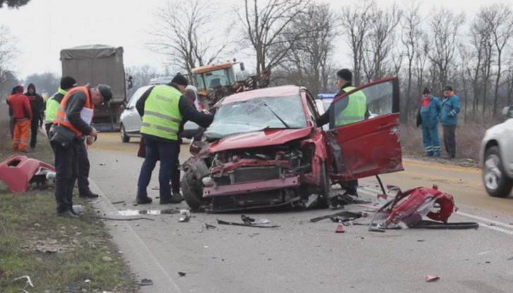 Лек автомобил се озова между трактор и камион Лек автомобил се озова между трактор и камион