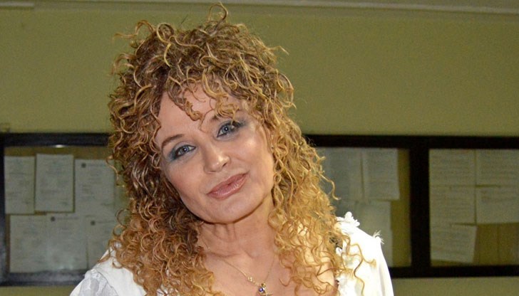 Толкова смешно е артистка да се кълне във вярност на партията!, сподели тя Толкова смешно е артистка да се кълне във вярност на партията!, сподели тя