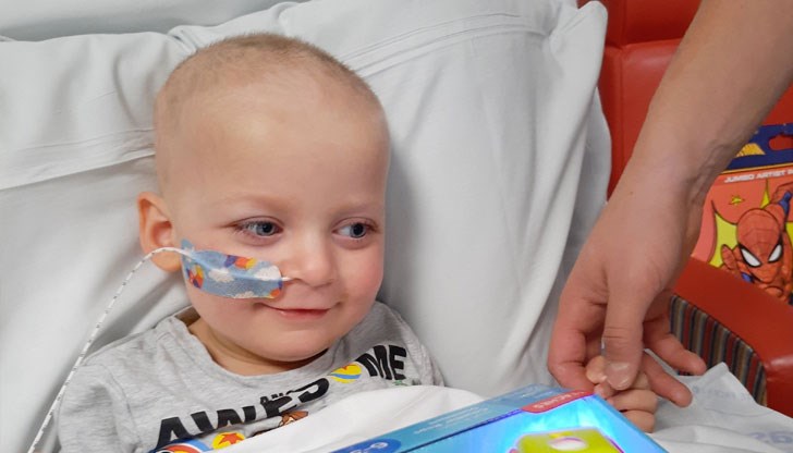 В момента момченцето е на рехабилитация в Бирмингам, но предстои последващо лечение в САЩ или Чехия