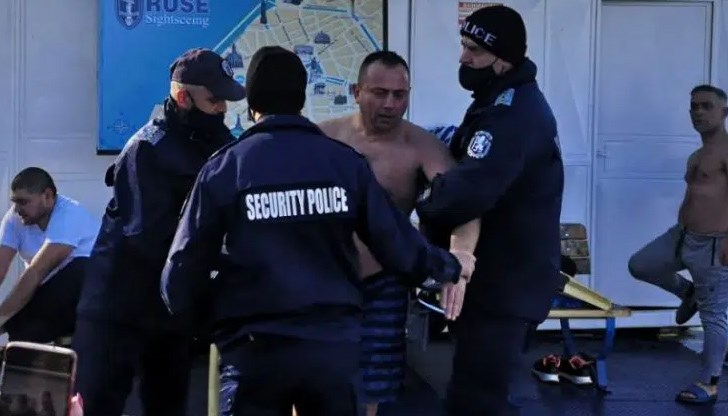 На 6 януари празникът  в Русе бе помрачен от зрелищния арест на гражданин, нарушил обществения ред по време на организирано обществено събитие