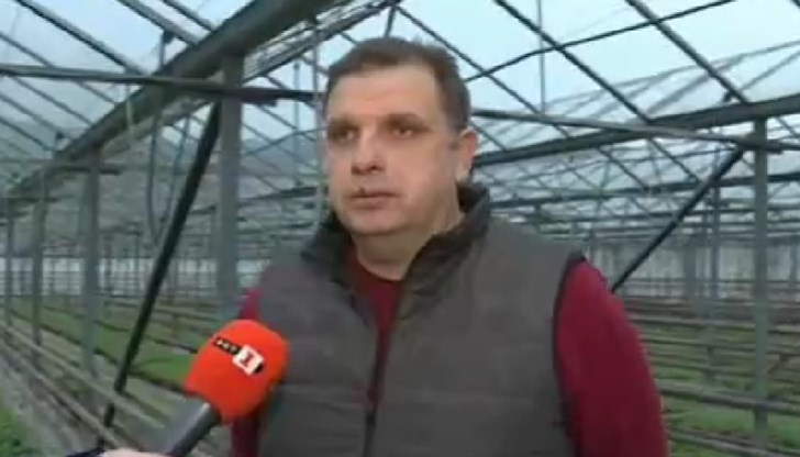 Производителят Ивайло Пешев от Кресна разказа, че режийните разходи за оранжерията му са поскъпнали няколко пъти