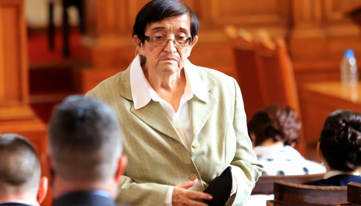 С 300 лева минимална пенсия един пенсионер през септември купуваше 274 хляба (бял хляб), а сега купува 170 хляба, даде пример тя