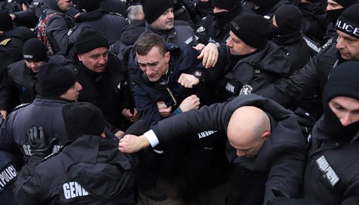 Не беше удачно да се пращат полицаите без защитни средства на митинга пред Народното събрание, заяви бившият вътрешен министър Цветлин Йовчев.