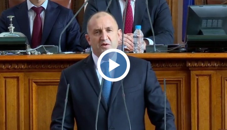 "Мой дълг като държавен глава е да връщам дневния ред към дългосрочните цели на нацията, далеч отвъд хоризонта на политическите мандати - овладяването на демографската криза, справянето с бедността и неравенствата", каза президентът