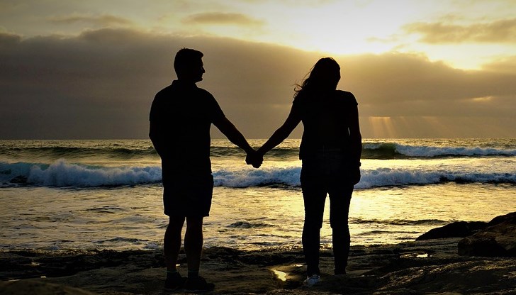 Концепцията за празната любов произтича от известната триъгълна теория на Стънбърг