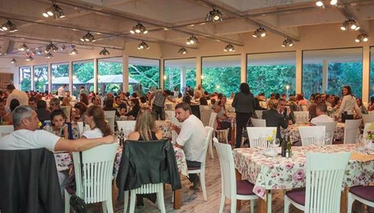 Гърция разрешава отново музика в ресторантите и баровете на фона на намаляване на случаите на КОВИД-19