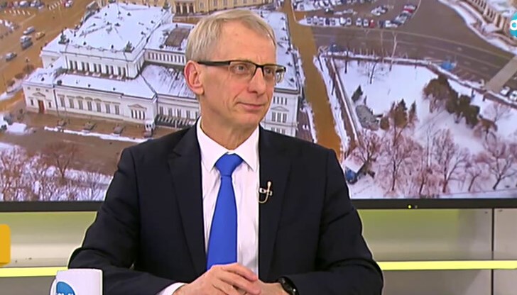 „Моите съображения са свързани изключително с учениците и учителите. Здравните мерки се вземат от Здравното министерство", каза министърът на образованието