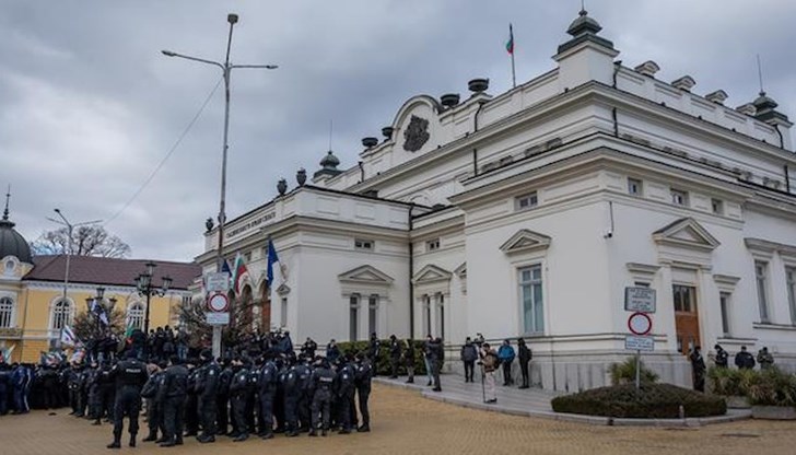 При овладяване на ситуация пред сградата на Народното събрание пострадаха деветима униформени, двама души са задържани