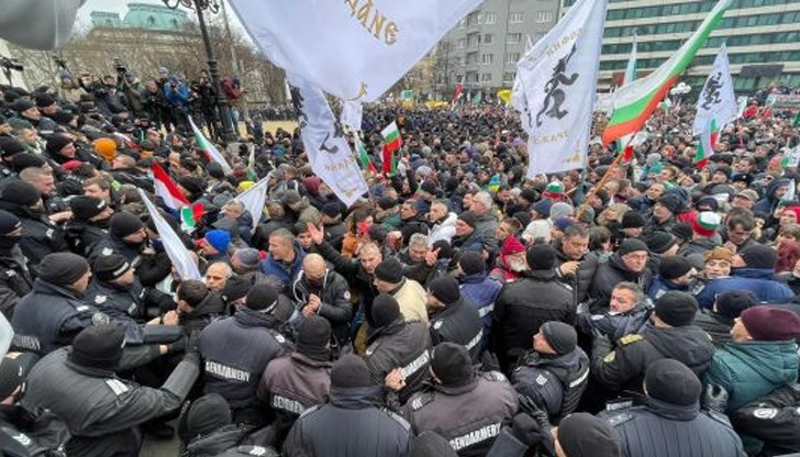 Преди час имаше напрежение пред един от входовете на НС, който беше блокиран отвътре с маси Преди час имаше напрежение пред един от входовете на НС, който беше блокиран отвътре с маси