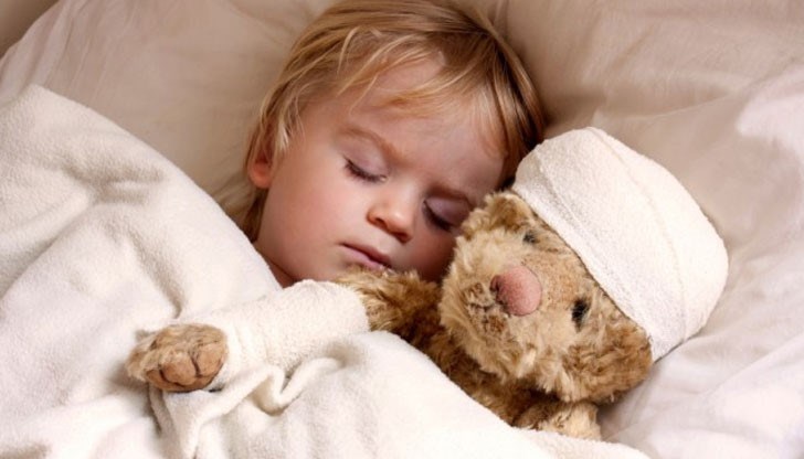 Причината за лаещата кашлица и хриптящото дишане е силно възпаление и подуване на гърлото, което пречи за преминаването на въздуха