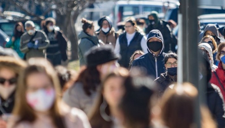 По данни на ГРАО регистрираните с постоянен адрес в България и притежаващи български паспорти са 8 милиона и 300 хиляди души По данни на ГРАО регистрираните с постоянен адрес в България и притежаващи български паспорти са 8 милиона и 300 хиляди души