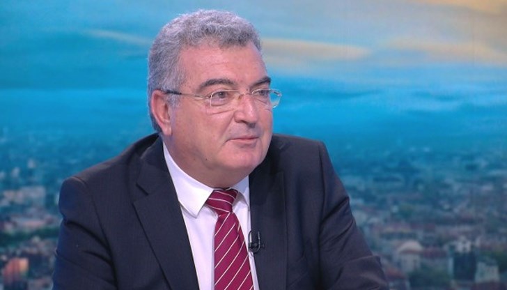 Директорът на РЗИ София уточни, че лидерът на "Възраждане" също е под карантина и ако се яви на публично събитие, ще има съдебно дело