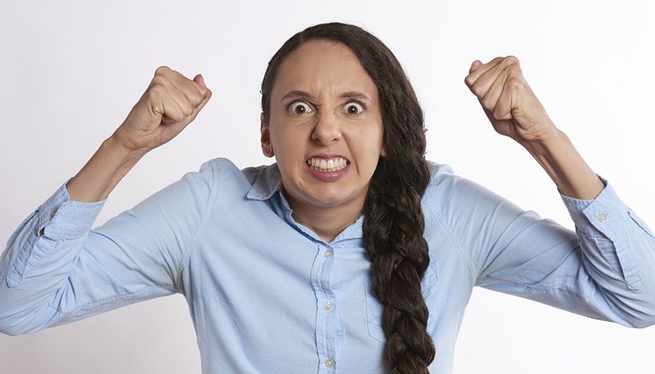 Реакцията може да варира от човек до човек, но някои от често срещаните симптоми на "прикипяването" включват стискане на зъби и юмруци, изчервяване или пребледняване, изтръпване, потене, треперене, мускулна напрегнатост и промени в температурата