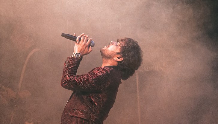 Смята се, че, когато човек пее любимите си песни, в тялото му се отделят ендорфини - те също подобряват настроението и хората се чувстват по-щастливи Смята се, че, когато човек пее любимите си песни, в тялото му се отделят ендорфини - те също подобряват настроението и хората се чувстват по-щастливи