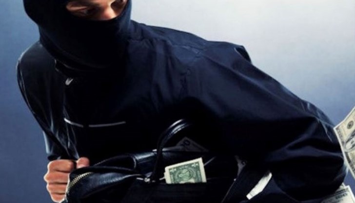 В чантата е имало мобилен телефон и други лични вещи на стойност 2000 лв.