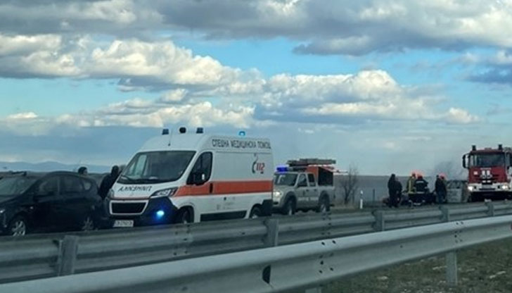 Инцидентът затвори участък от магистралата. Има обходен маршрутЖена е загинала