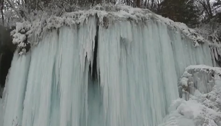 Водопадът е единствен по рода си в РумънияНа кадри, разпространи