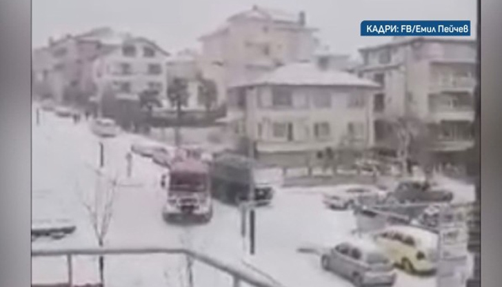 Станали са още около 30 инцидента, потрошени са много колиПожарен