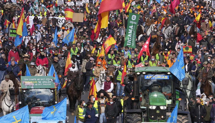 Хиляди фермери излязоха на протест в Мадрид срещу политиката на