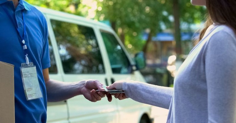 Въпреки това се извиват опашки от чакащи пред офиситеТаксата за