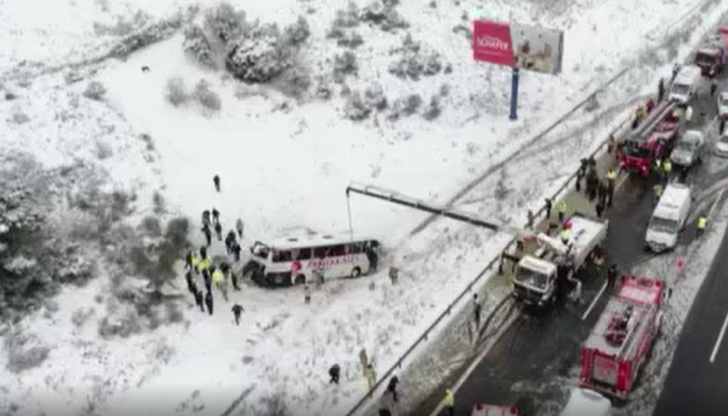 Най-малко трима души загинаха при тежка автобусна катастрофа тази сутрин