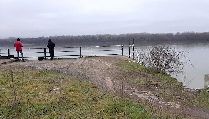 Липсващ парапет до входа на лимана на &bdquo;Пристанище Русе &ndash;