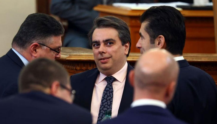 Вицепремиерът и министър на финансите Асен Василев трябва незабавно да
