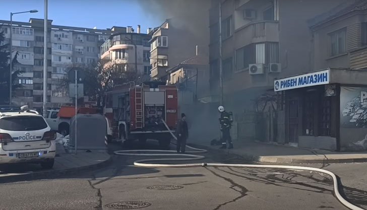 Има двама тежко пострадалиОгромен пожар е обхванал в този момент