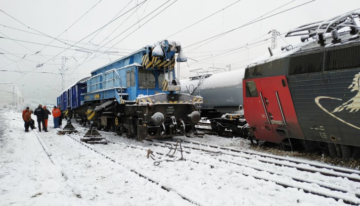 Инцидентът стана през нощта на гара &bdquo;Илиянци&rdquo;Задържаха единия машинист от