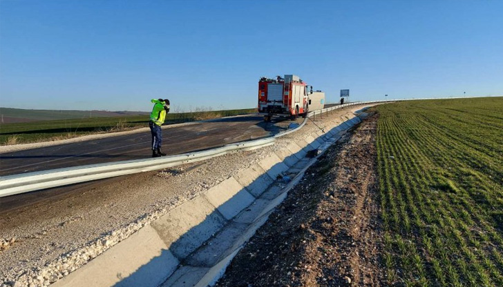 Автобус се обърна на главния път Русе - Кубрат между