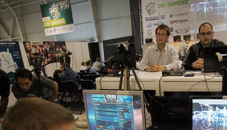 Влогърът Константин Кънев, познат още като NoThx, и екипа му,