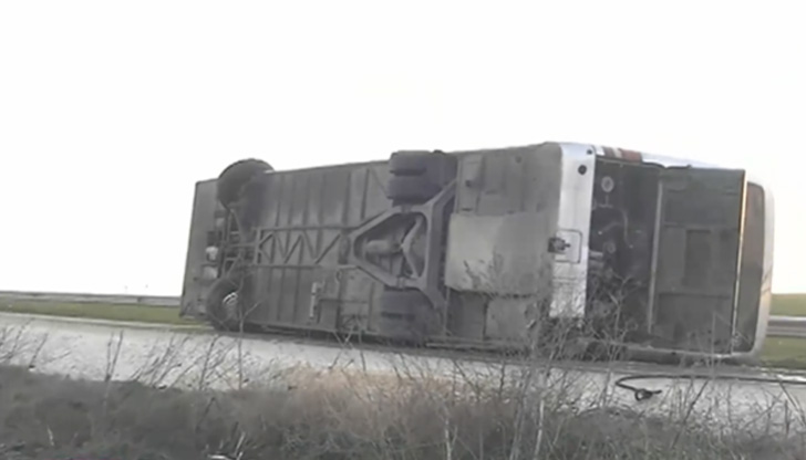 Автобус се е обърнал между селата Червена вода и Ново