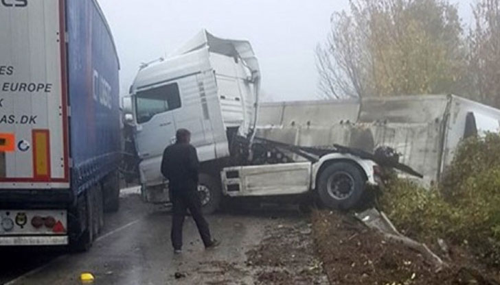 Инцидентът е между два тираВременно е затруднено движението при км