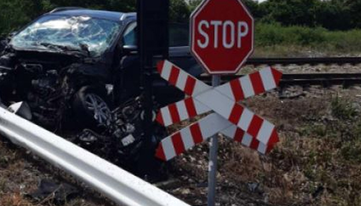 Мъж и жена са загинали, след като влак е блъснал