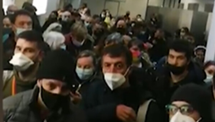 На летище София се получава струпване на огромно количество от