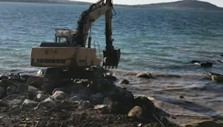 Спешна проверка в залива Вромос.Поводът е сигнал за багер, който