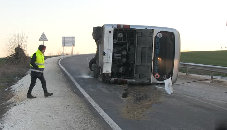 Деветима са пострадалите от преобърналия се автобус в Русенско.Това съобщи