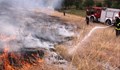Пожар обхвана 10 декара суха растителност до гробищния парк на село Кривня