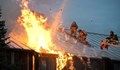 Огнеборците в Русе гасиха пламнал гараж и навес на къща в центъра