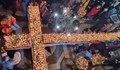 Огромен "огнен кръст" от буркани с мед наредиха в Благоевград