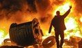Войната се разгаря: Цивилни хвърлят коктейли "Молотов" за самоотбрана по улиците на Киев