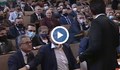 Какво си казаха Кирил Петков и Делян Пеевски докато спориха в парламента