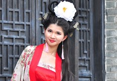 Юен М У Сунг е китайка по рождение но отскоро