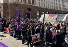 Стотици пожарникари и спасители се събраха днес на протест пред