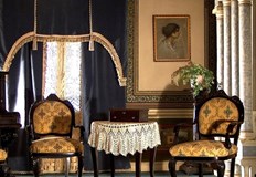 Красива двуетажна постройка в най големия български град на брега на