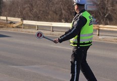 Полицаи от Две могили са заловили млад водач на мотопед