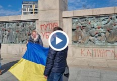 Паметникът на Съветската армия в центъра на Бургас осъмна с