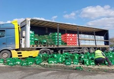 Камион натоварен с бира разсипа част от товара си Инцидентът е станал около