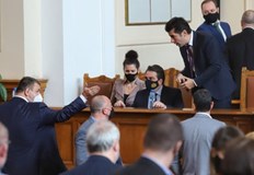 През последните седмици правителството подскача по чужд дневен редОт началото